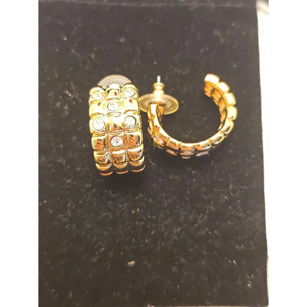 Vintage Gold Tone Quilted Rhinestone Huggie Hoop Earrings Chunky C-Hoops 80s 90s